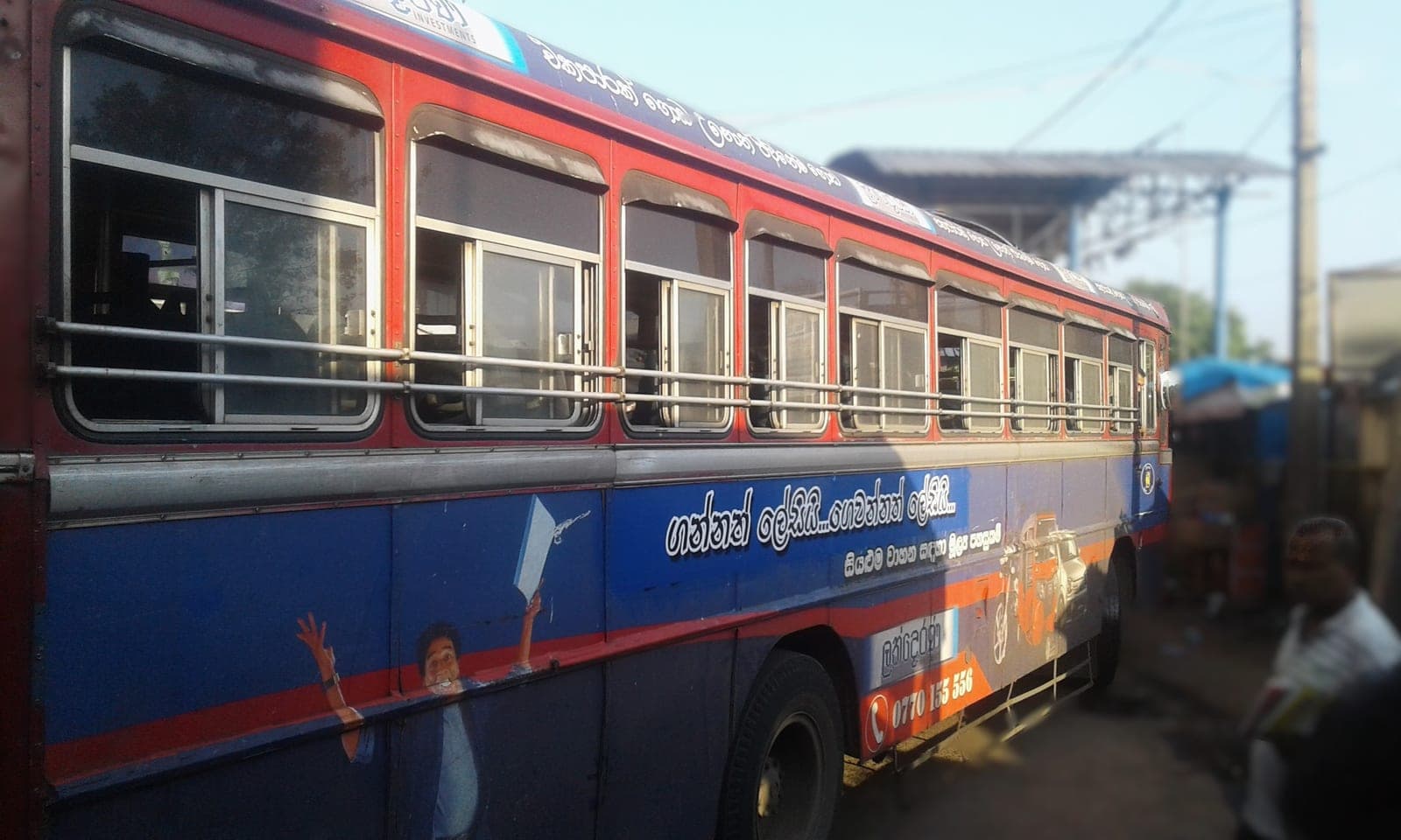 Route bus with full-side printed advertising livery